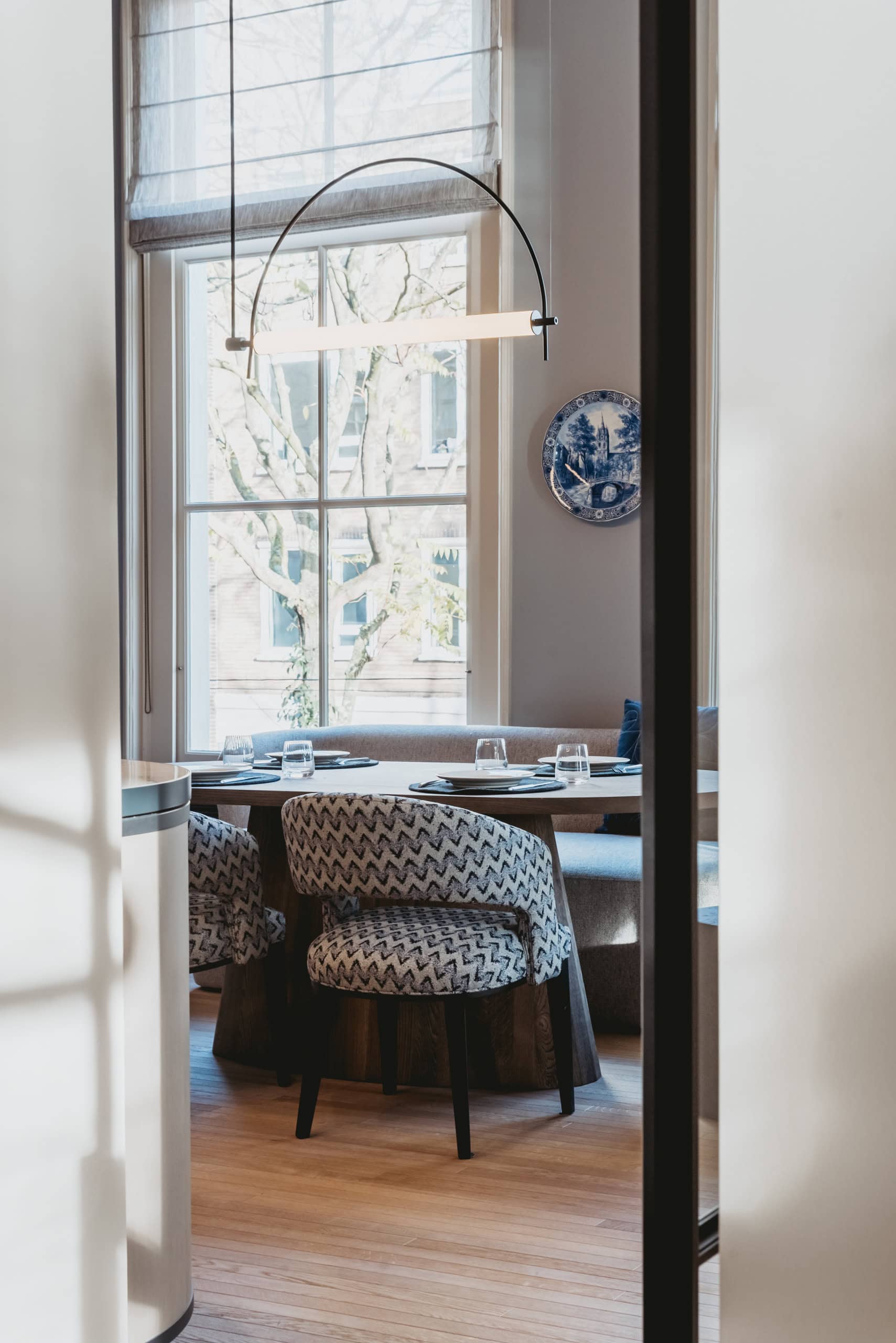 Keuken kantoor te Rotterdam met stoelen van Macazz en Romo stof